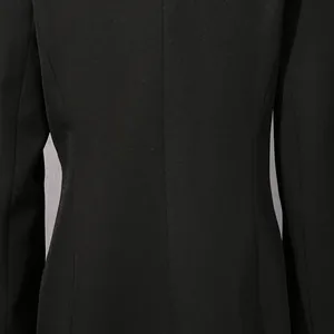 Gros plan détaillé montrant les coutures du dos d'un blazer noir élégant pour femme