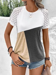 Nahaufnahme eines Colorblock-T-Shirts mit aufwendigen weißen Spitzenärmeln