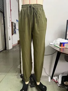 Detailweergave van een olijfgroene harembroek met trekkoord en elastische taille.