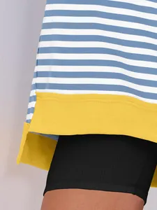 Detailweergave van blauw-wit gestreept sweatshirt met geel geribbelde splitzoom