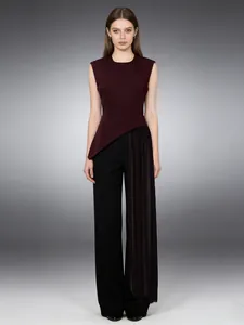 Haut sans manches asymétrique bordeaux foncé avec détail de ceinture noire transparente