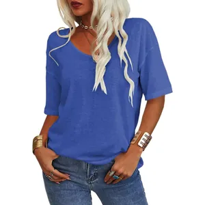 Λεπτομέρεια μπλε γυναικείου T-shirt με V λαιμόκοψη και άνετα μισά μανίκια
