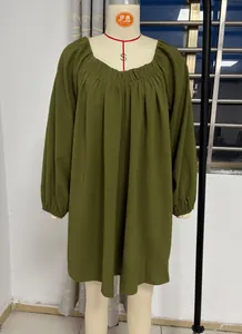 Vue de face d'une robe courte de style bohème vert olive à manches lanterne.