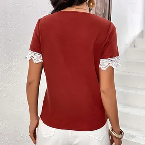 Vista posteriore del top in maglia a nido d'ape color terracotta con pizzo bianco