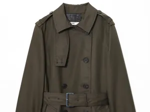 Détail du trench-coat imperméable olive à double boutonnage avec ceinture et gros boutons