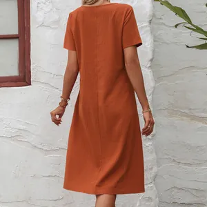 Vue arrière d'une robe mi-longue décontractée en coton et lin orange avec coupe ample