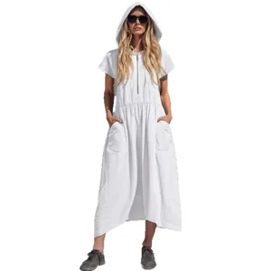 Abito midi retrò in cotone e lino bianco con cappuccio e mezza zip frontale e tasche