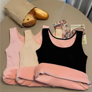 Primer plano de tres camisetas térmicas con suave forro polar rosa para el calor del invierno