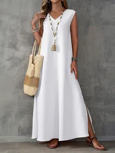 Detailopname van een witte mouwloze maxi-jurk met V-hals en een zijsplit.