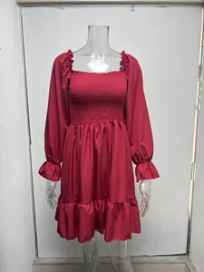 Elegante rode jurk met vierkante hals en gesmockte details op een modepop etalagepop