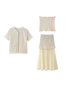 Elegante driedelige gebreide set met vest, bandeau-top en lange plissérok in beige