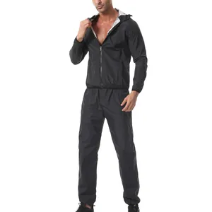 Vue détaillée d'un ensemble de sauna noir pour homme avec veste à capuche et pantalon de sport.