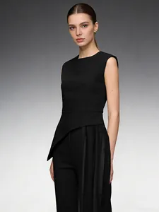 Haut sans manches noir élégant avec ourlet asymétrique et design minimaliste moderne chic
