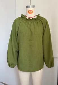 Detailansicht olivgrüne, locker sitzende Bluse mit Laternenärmeln auf einer Schaufensterpuppe