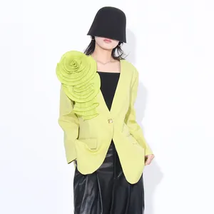 Elegante limoengroene blazer voor dames met een opvallende 3D-geplooide bloemdecoratie