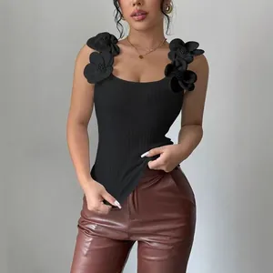 Elegante canotta nera in maglia da donna con decorazioni floreali 3D sulle spalline