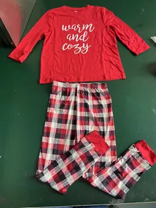 Dettaglio del set pigiama natalizio rosso a maniche lunghe con pantaloni a quadri e testo