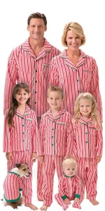 Pijamas navideños a juego para la familia con rayas rojas y blancas y ribetes verdes
