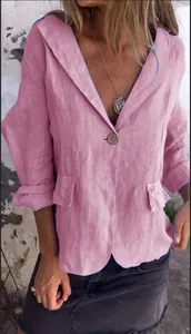 Detailansicht eines rosa locker sitzenden Leinenblazers für Damen mit Knopfleiste