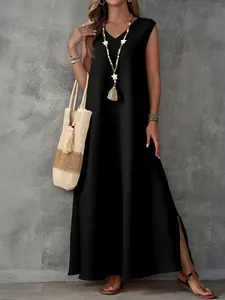 Elegante zwarte mouwloze maxi-jurk met V-hals en zijsplit, ideaal voor de zomerperiode