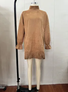 Detailansicht des camelfarbenen Wildlederkleids mit Fransen und Rüschenmanschetten