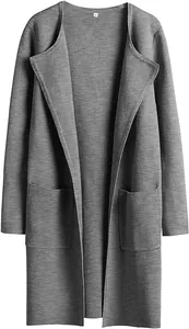 Dettaglio del cardigan in maglia grigia con colletto a rever e due grandi tasche frontali