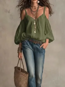 Detailansicht des olivgrünen, schulterfreien Oberteils mit Puffärmeln im Boho-Stil
