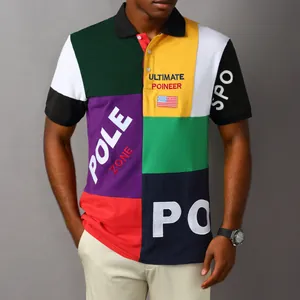Détail d'un polo en patchwork color-block avec texte brodé et écusson drapeau américain