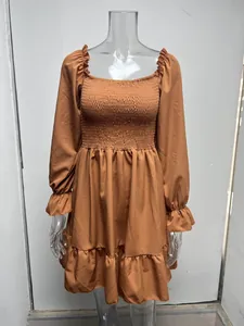 Bruine Franse jurk met vierkante hals, gesmokt lijfje en ruches aan de zoom op mannequin.