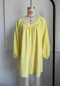Vue détaillée d'une robe courte bohème jaune à manches lanternes sur un mannequin