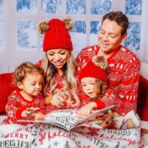 Gemütliches rotes Weihnachts-Familien-Schlafanzug-Set mit festlichen Motiven für Feiertage.