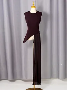 Haut sans manches asymétrique prune foncé élégant avec long panneau latéral
