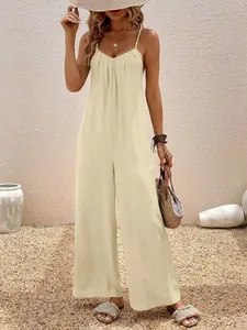 Elegante tuta beige stile resort con scollo a V e pantaloni larghi per l'estate