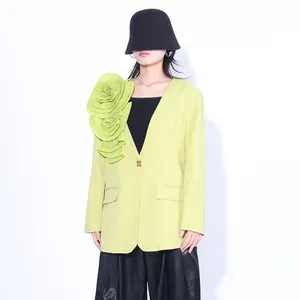 Chique limoengroene blazer met een avant-gardistisch 3D-geplisseerd bloemendetail