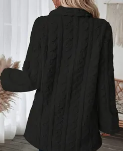 Vue arrière d'un gilet noir confortable en maille torsadée pour femme avec col à revers