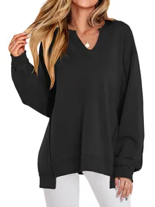 Detailopname van een zwart losvallend dames-sweatshirt met V-hals en geribbelde afwerkingen.
