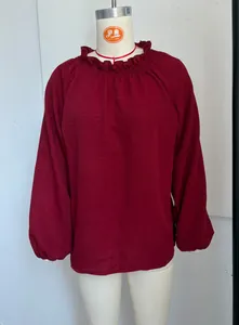 Burgunderfarbene Langarmbluse mit Rüschenausschnitt und Laternenärmeln am Mannequin