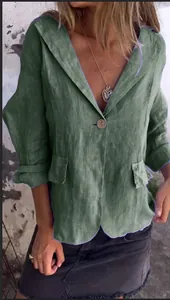 Detail eines übergroßen grünen Leinenblazers für Damen mit einem klassischen Reverskragen