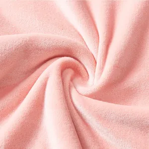 Primer plano de la textura de la tela de forro polar rosa suave con felpa de alta densidad para chalecos
