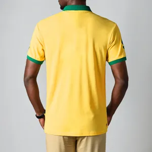 Vista trasera detallada del polo amarillo de fútbol de Brasil con cuello verde elástico