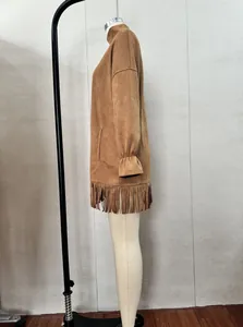 Seitenansicht-Detail eines braunen Wildleder-Hochhalskleides mit Fransen