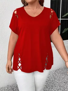 Haut rouge grande taille à col en V avec détails croisés ajourés élégants