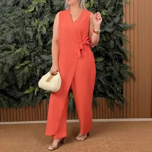 Combinaison sans manches à col en V et taille nouée en couleur orange corail.