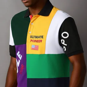 Détail d'un polo en coton patchwork coloré avec lettrage brodé et drapeau américain.