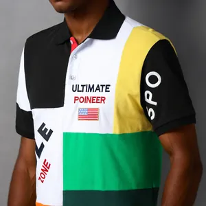 Dettaglio ravvicinato di una polo in cotone color-block con ricamo ULTIMATE POINEER
