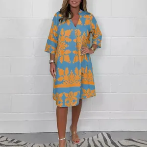 Elegantes V-Ausschnitt Kleid mit 3/4-Ärmeln und blau-orangefarbenem Damast-Printmuster