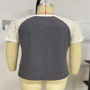 Rückansicht eines lässigen Damen-T-Shirts mit weißen Spitzenärmeln und grauem Körper