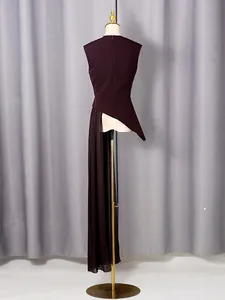 Élégante blouse bordeaux sans manches asymétrique avec détail de ruban en mousseline.