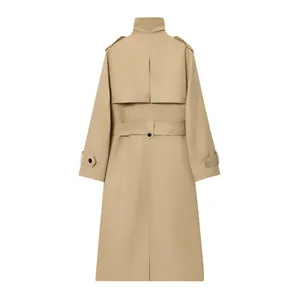 Vue arrière d'un trench long imperméable kaki classique avec ceinture pour femme