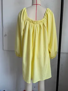 Vue arrière d'une robe bohème jaune à manches lanternes sur mannequin